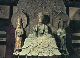法隆寺釈迦三尊像.jpg
